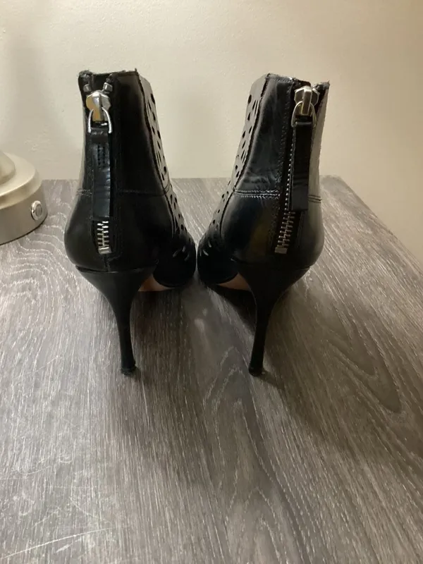 Nine West Darenne Heeled Bootie Size 8.5M Black Leather Cutout - Image 3