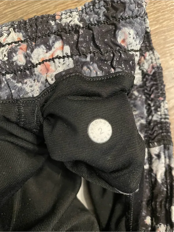 Lululemon Hotty Hot Short II Women’s Black Floral Print Running Shorts Size 2 - Image 6