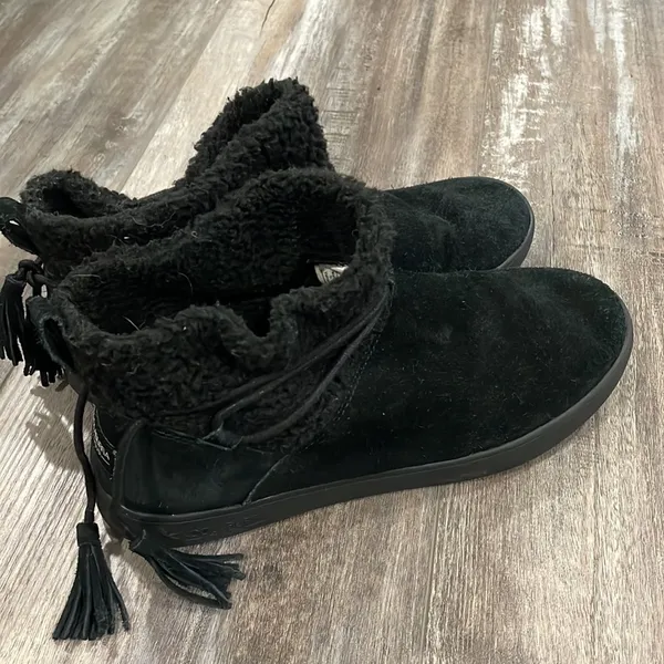Kookaburra by Ugg Isana Short Black Suede Boots - Image 3