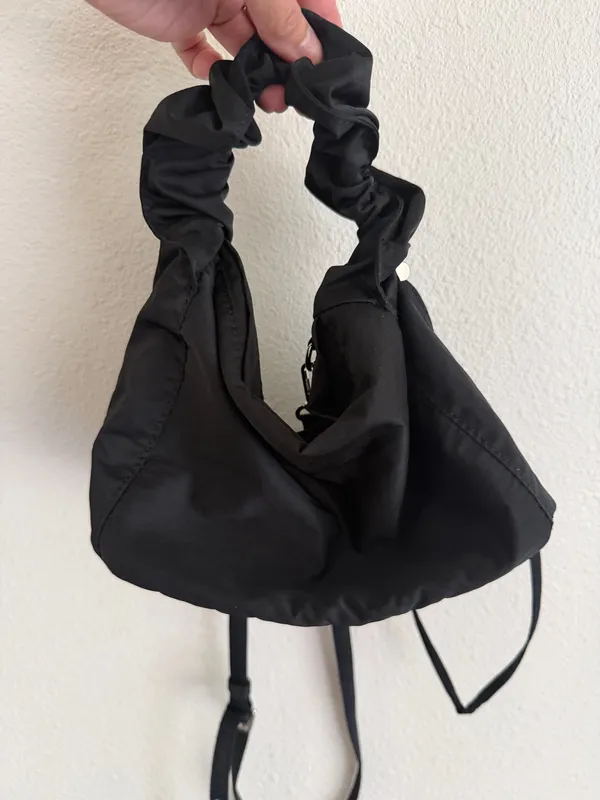 Black nylon shoulder bag with adjustable straps - Image 6