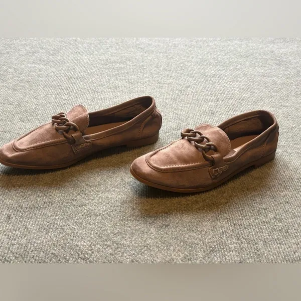 Steve Madden Beige Famed Suede Leather Slip On Loafer Chain Accents - Image 7