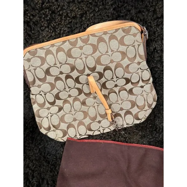 Classic coach pattern handbag in brand new condition - Image 8