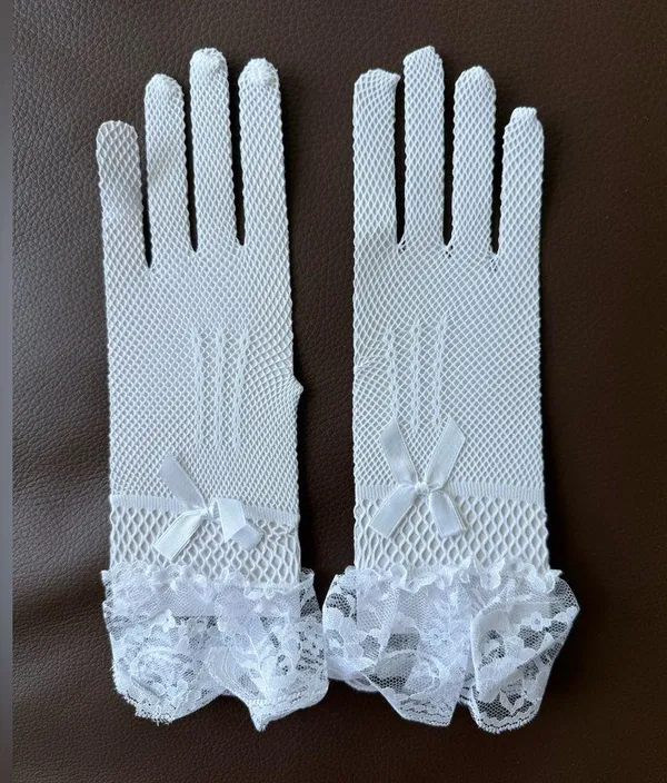Elegant White Fascinator and Gloves Set - Image 3