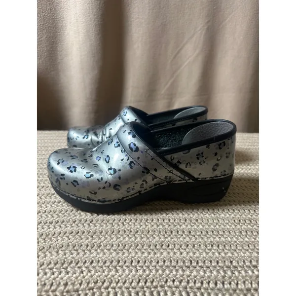 Dansko XP 2.0 Silver Leopard Metallic Patent Leather Clogs Shoes Womens 38 - Image 5