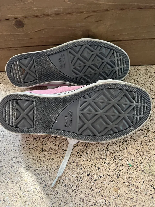 Converse women's pink size 6.5 in good condition In front of shoe picture of kids were painted - Image 7