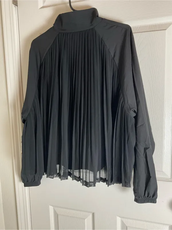 House of Mae Black Pleated Mesh Detail Active Zip Jacket Size Medium - Image 9