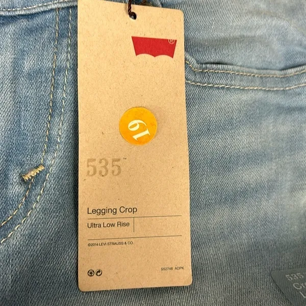 Levi's 535 Ultra Low Rise Legging Crop NWT Size 27 Light Wash Color Variation - Image 6