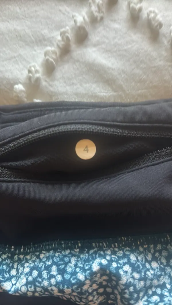 Lululemon Size 4 Speed Up Patterned Shorts  - Image 4