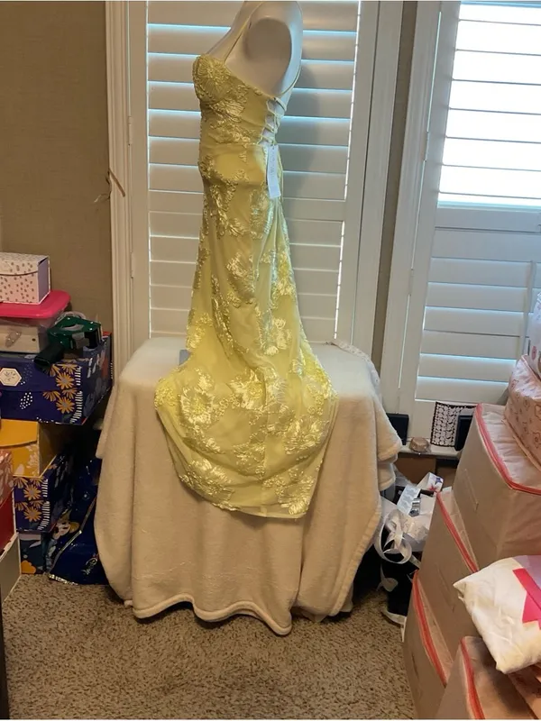 Yellow Lace-Embellished Wedding Dress - Brand - Image 5