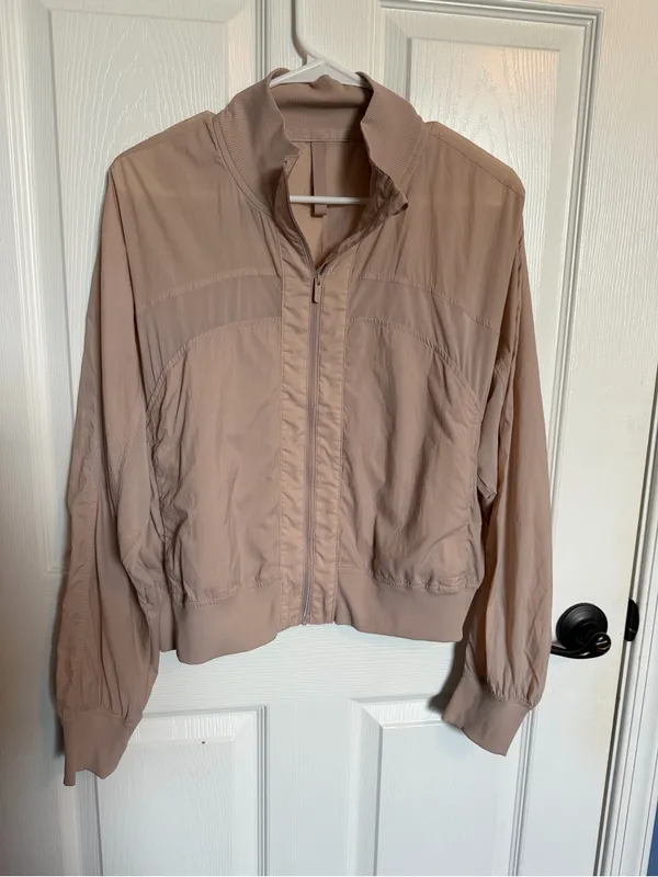 Lululemon Serve It Jacket in a light blush pink size 8 - Image 3