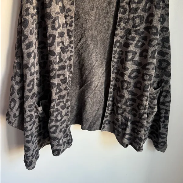 NEW Barefoot Dreams CozyChic Ultra Lite leopard print blanket wrap L/XL - Image 4