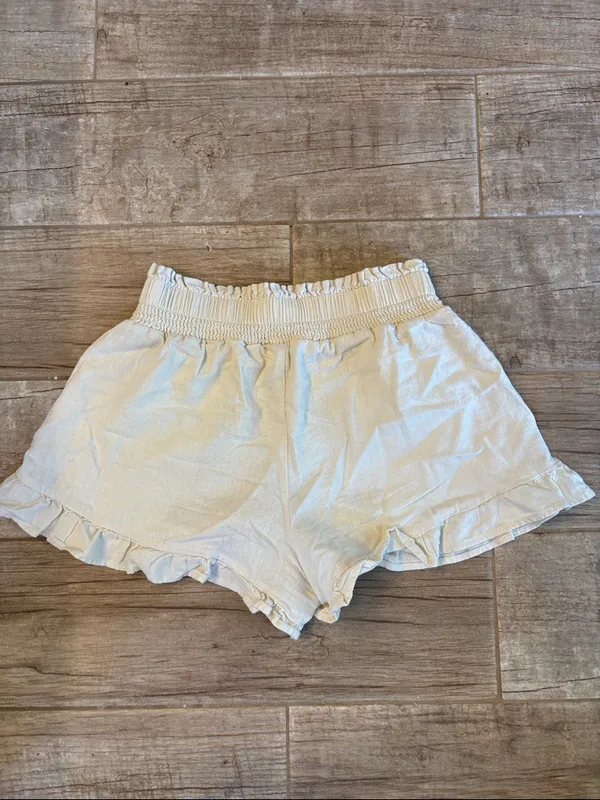 Vanilla Star Cream Linen Shorts With Ruffled Hem - Image 2