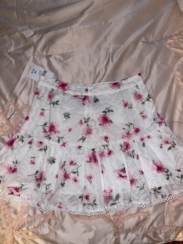 Forever 21 mini floral skirt - Image 4