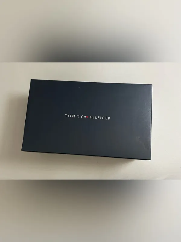 Tommy Hilfiger NIB Bennia Flat Thong Brown T-Strap Logo Sandals Shoes Size 6.5 - Image 2