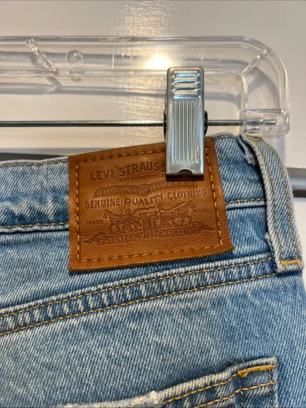Levi’s wedgie straight Jeans with Distressed Knee size 28/28. - Image 8