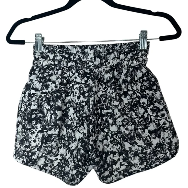Lululemon Tracker Short V (4") Size 4 - Image 8
