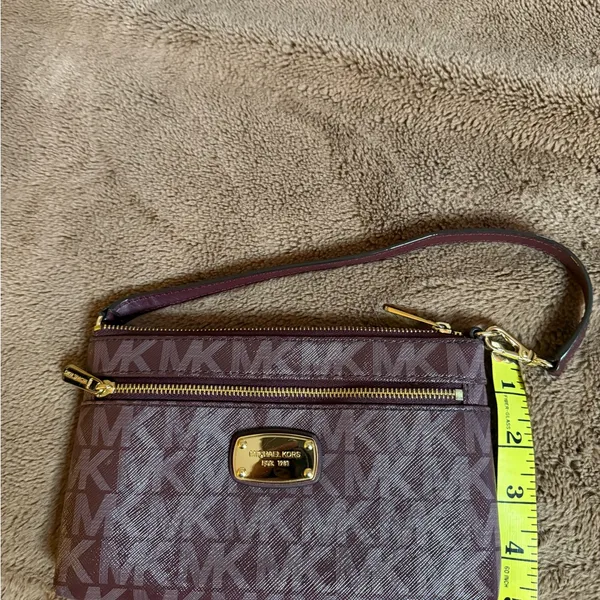 Michael Kors Jet Set Large Signature Wristlet Maroon. - Image 8