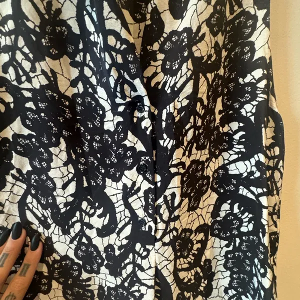 Aritzia Wilfred black/white sleeveless silk button front blouse size small - Image 3
