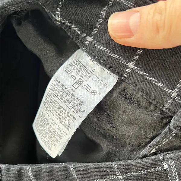 Old Navy Women’s Black Windowpanel Pixie High Rise Pants - Image 4