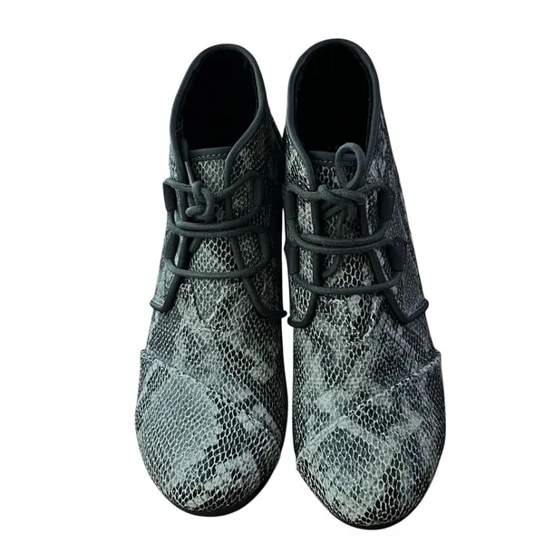 TOMS Boots Womens Sz 8.5 Gray Snake Print Wedge Ankle Lace Up Booties Minimalist - Image 3