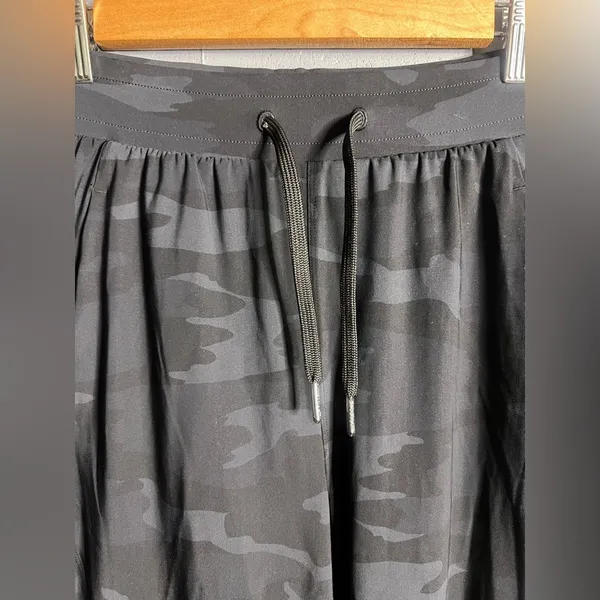 Sweaty Betty [Small Explorer Trouser in Black Tonal Camo‎. Size 2 - Image 4