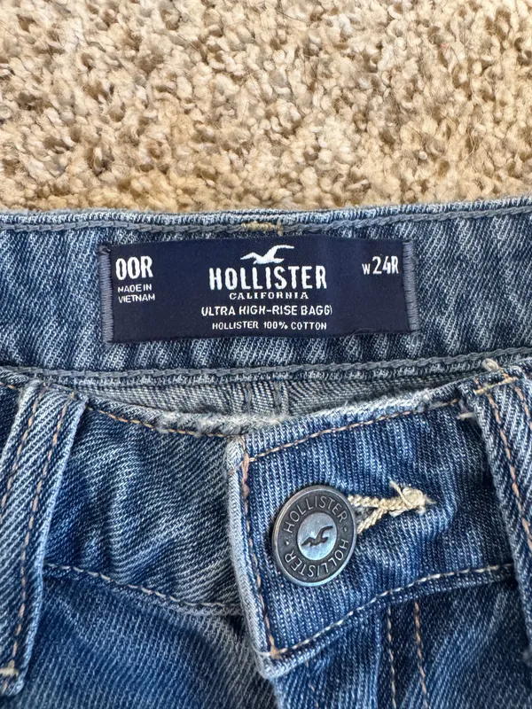 Hollister Ultra High-Rise Baggy Jeans - Image 2