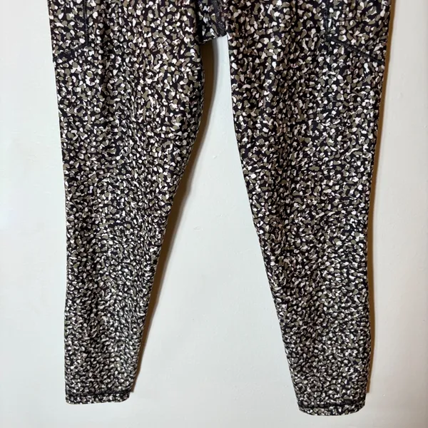 Athleta Salutation Stash 7/8 Pocket Leggings Abstract Print‎ Size Small - Image 3