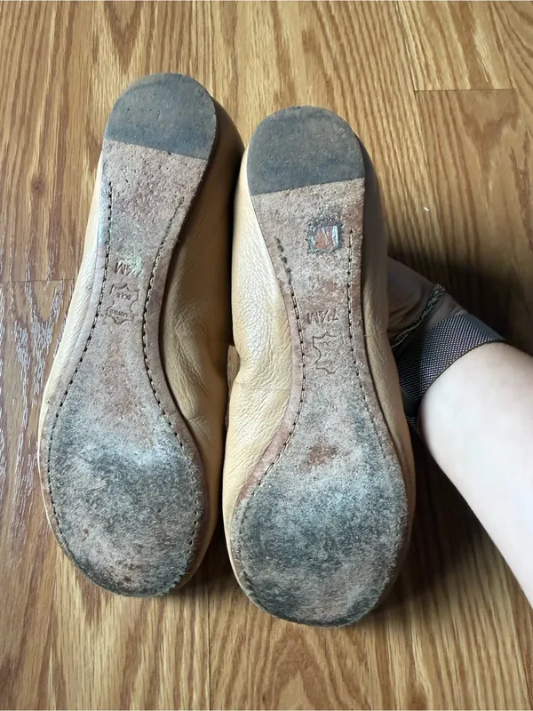 Tory Burch Beige Leather Ballet Flats with Gold Logo - Image 6