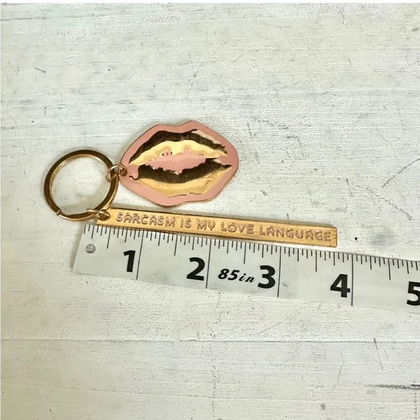 Lips keychain that says “ Sarcasm is my Love language “ - Image 4