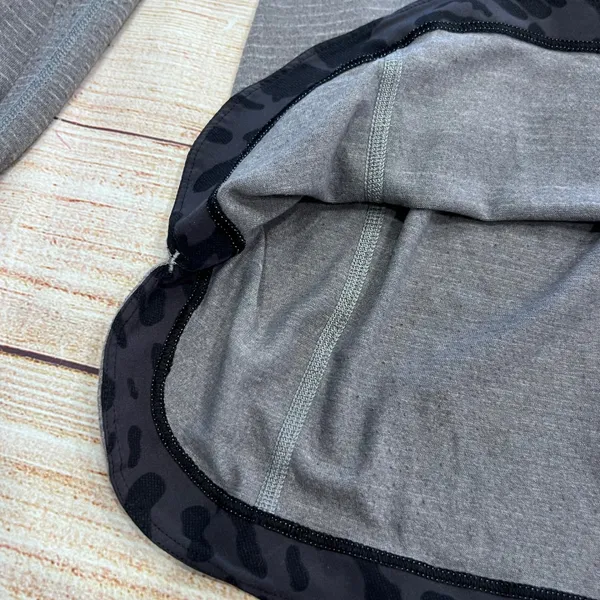 Lululemon Gray Space Dye Long Sleeve Active Top Thumbholes Pleated Back Sz 6 - Image 5
