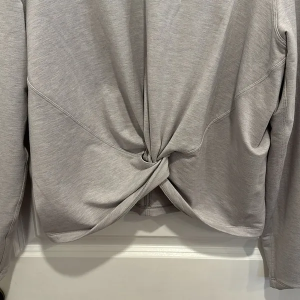 Lululemon Tuck & Gather Twist Front Long Sleeve Pullover Top Sweatshirt size 8 - Image 2