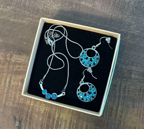 SET of Silver and Blue Jewelry - Image 5