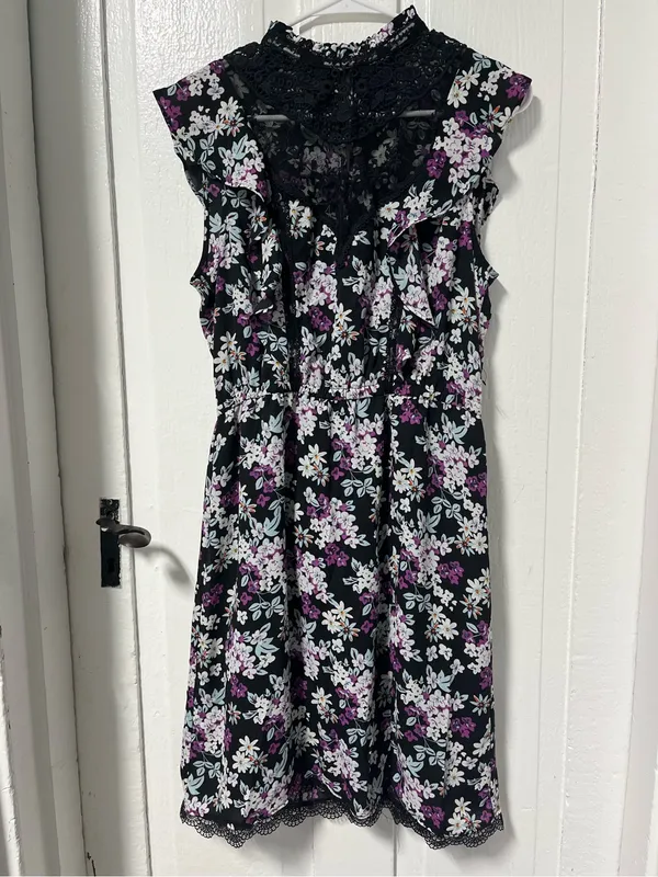 NWOT Express Floral Dress High Neck Lace Detail front slit size M - Image 2