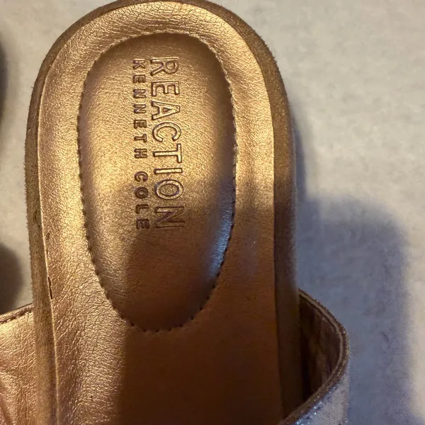 Kenneth Cole Reaction Gold Laser Cut Thong Sandals Womens Size 9 Metallic - Image 2