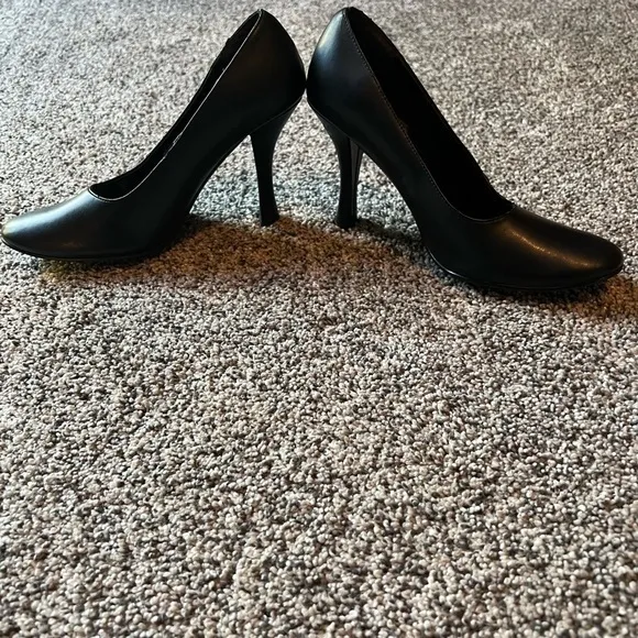 Ovio Black 4” round‎ toe heels size 7.5 - Image 2