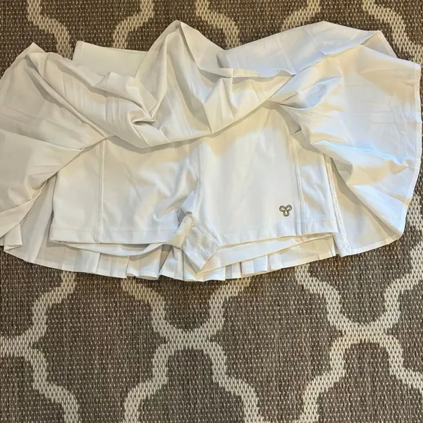 TNA Aritzia pleated tennis skirt women’s size large - Image 2