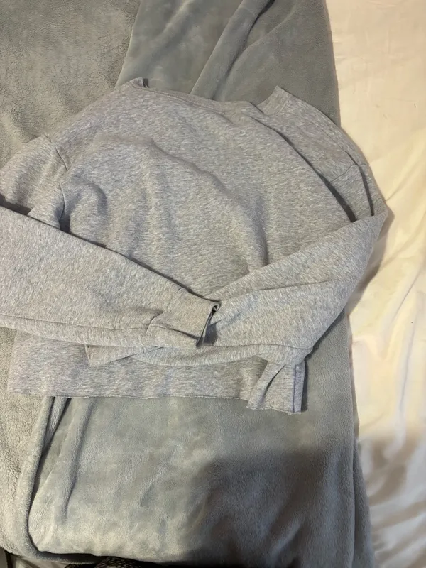 Brandy Melville Cropped Sweatshirt Grey - Image 2