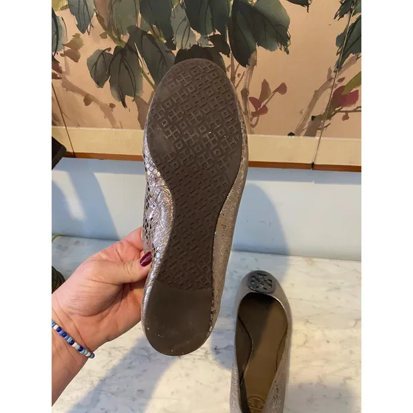 Tory Burch Shoes Womens Size 8 Silver Snake Leather Ballet Flats Logo Slip On - Image 6
