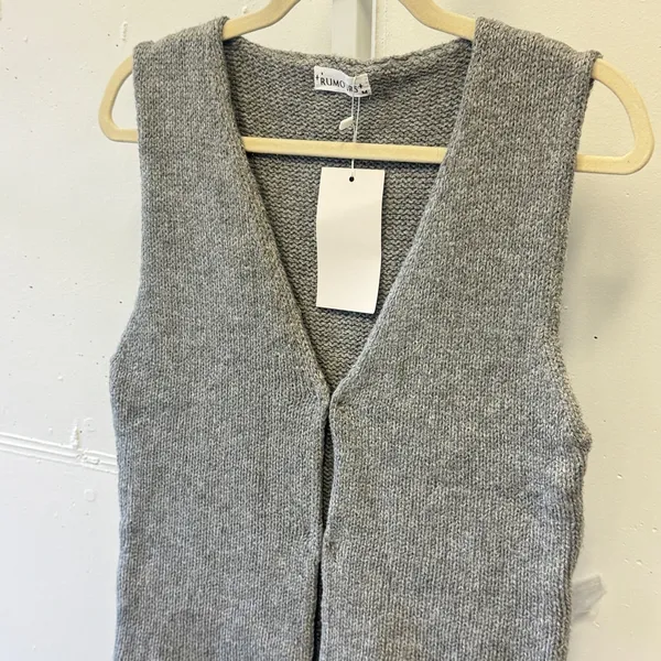 NWT Rumours Women's Grey Knit V-Neck‎ Sweater Vest Sleeveless Minimalist Size M - Image 4