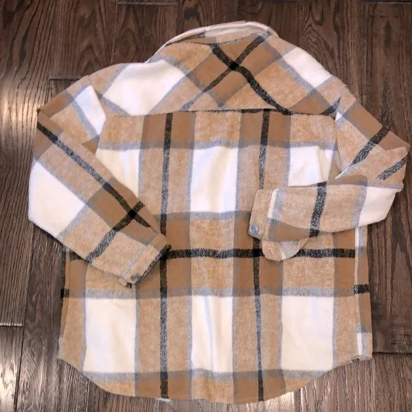 Tan plaid shacket size medium with pockets - Image 4
