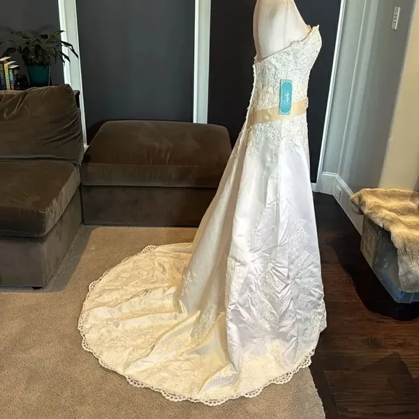 Women’s White Wedding Dress Zip Up Back Train Size 4 NWT - Image 4
