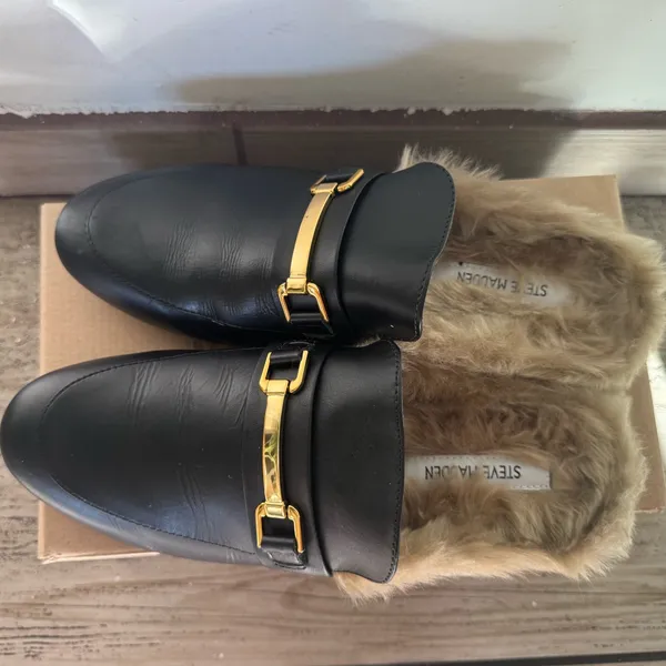 Steve Madden Black Leather Fur-Lined Mule with Gold Horsebit - Image 3