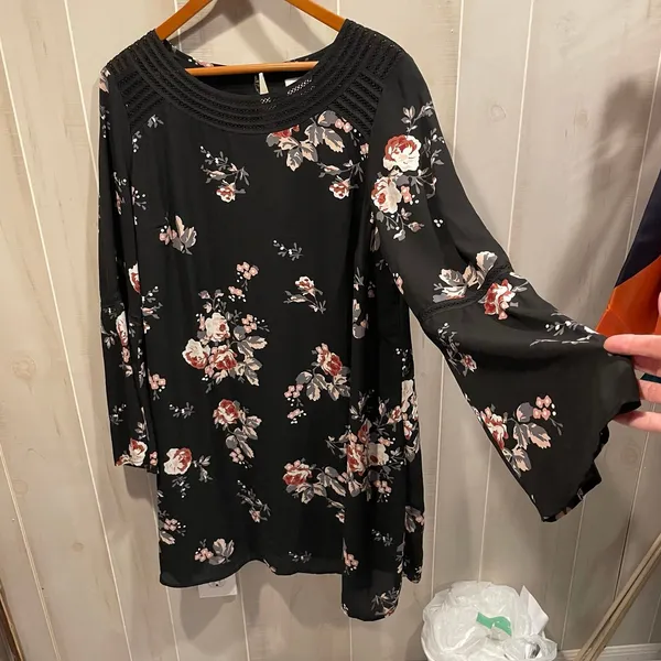 Cute flowy floral bell sleeve lattice trim midi dress Isabel Maternity lined - Image 7