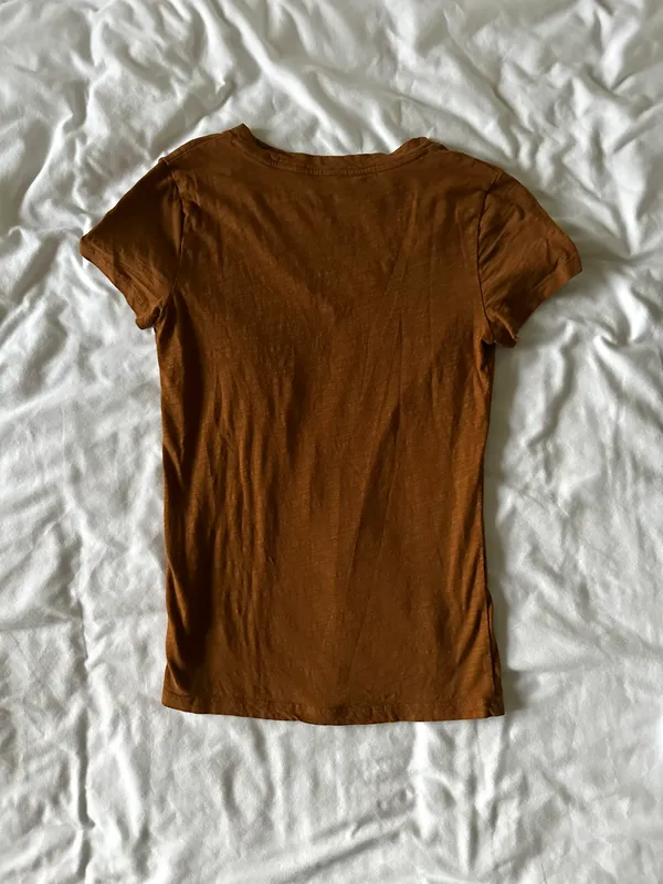 Universal Threads v neck t-shirt - Image 2