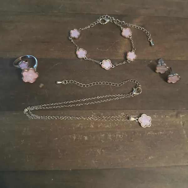 Gold tone pink mother of pearl flower jewelry set - Image 2