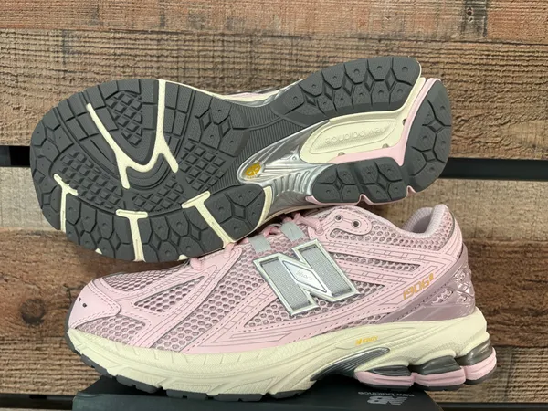 Kid’s 4.5 new balance sneaker.  - Image 4