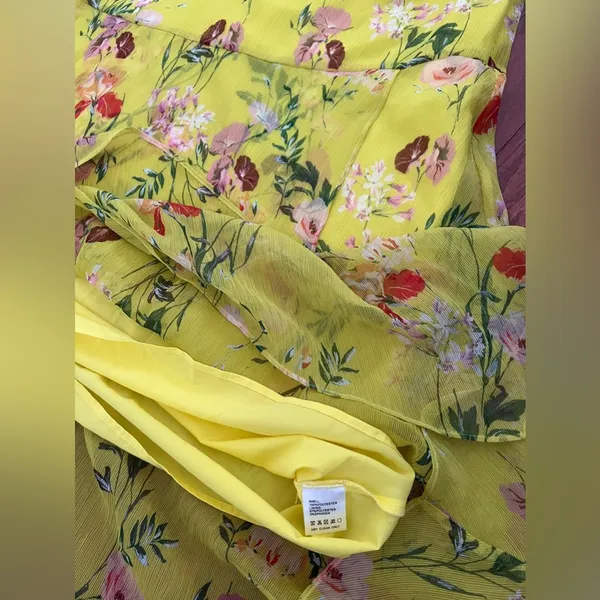 Harlyn Floral Printed V Neck Dress - Image 14
