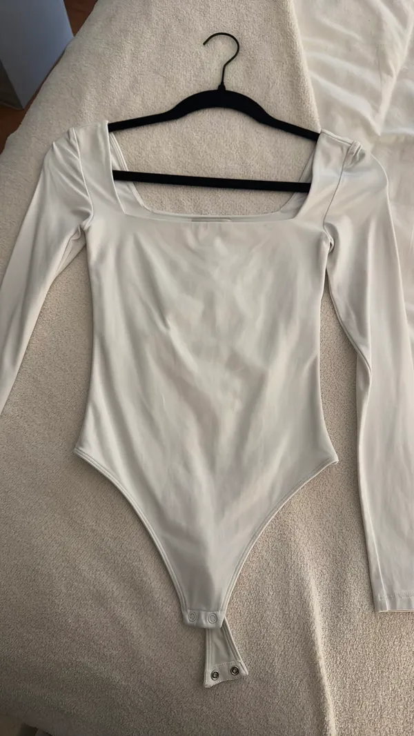 Aritzia Babaton Contour Squareneck Longsleeve Bodysuit - Image 4