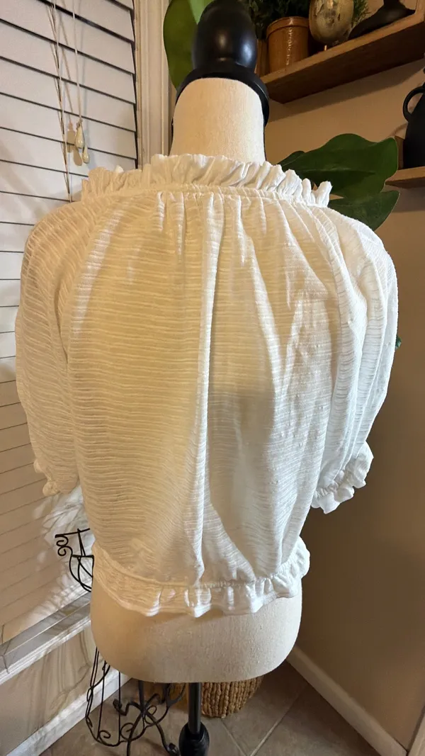 Free People Lightweight floral blouse with long sleeves. Scoop neckline and double tie-front - Image 3