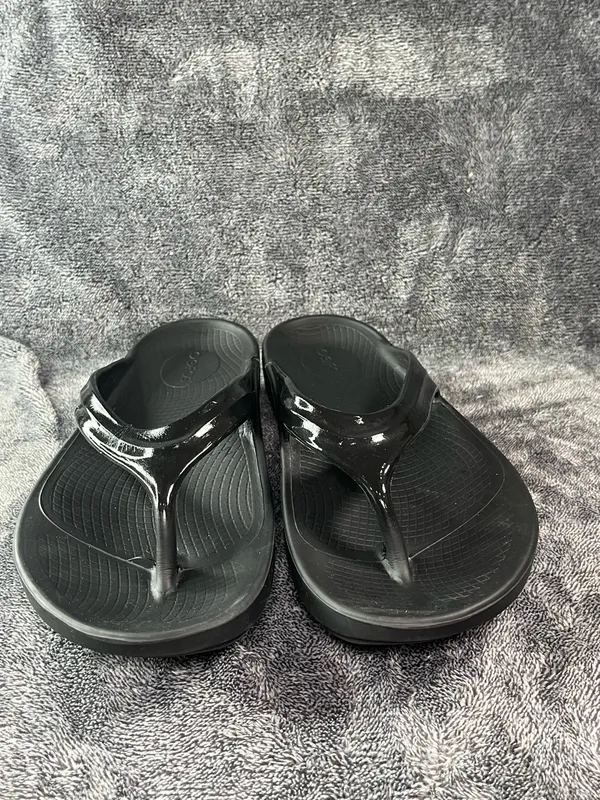 OOFOS OOlala Luxe Glossy Black Recovery Sandals Women Size 10 EU 41⁠ - Image 2